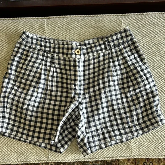 Tommy Bahama 100% linen black-and-white shorts, perfect condition size 6 ๐ - Picture 1 of 5